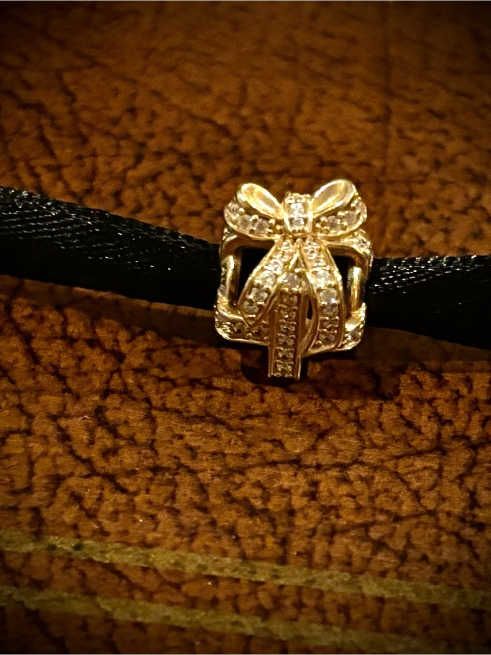 Pandora Solid Gold “All Wrapped Up” charm (RETIRED) G585 Ale